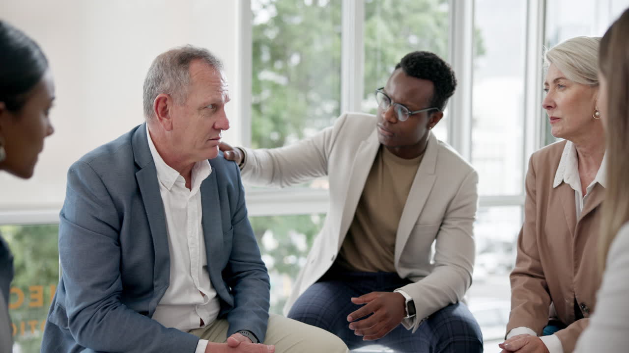 psicólogo, comodidad y hombre mayor con el grupo a