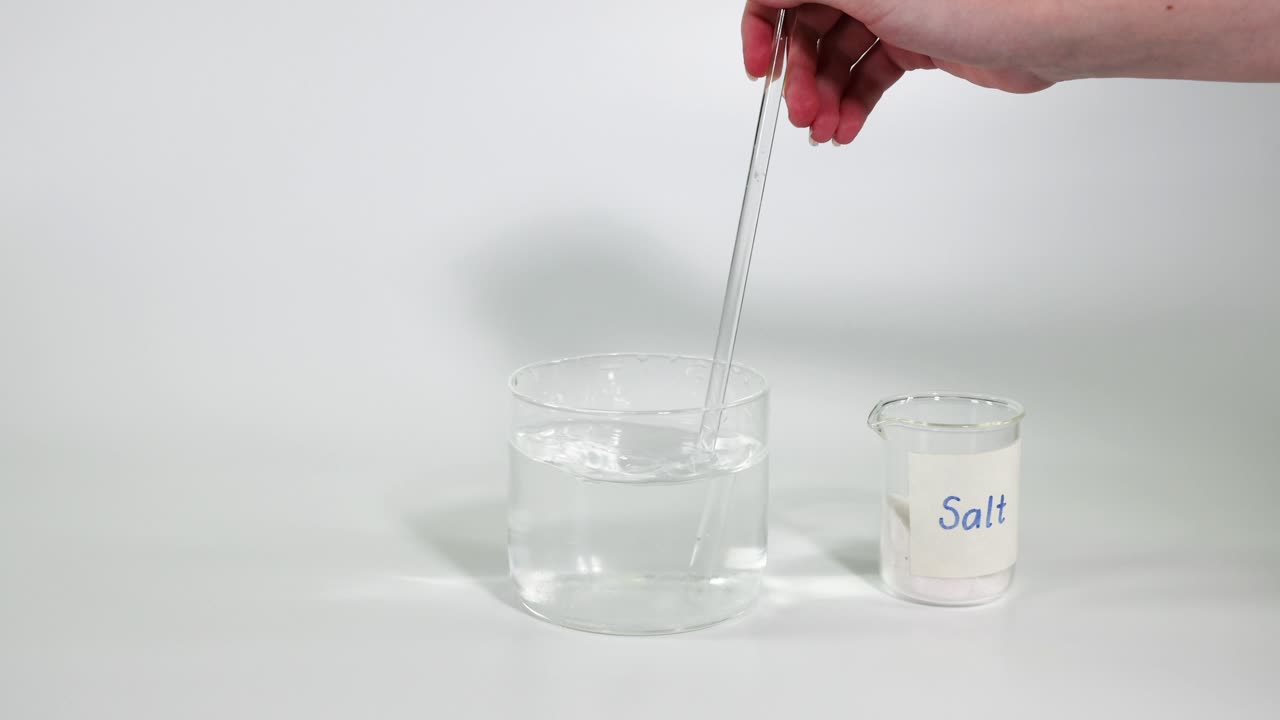 손으로 바닥으로 물에 소금을 는 것