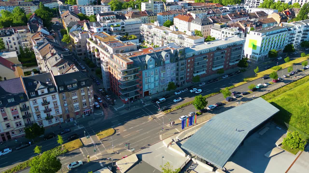 4K-Aerial-Drohnenvideo von historischen Apartmentgebäuden in der Frankfurter Innenstadt, Deutschland