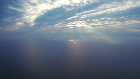 Los-Rayos-Del-Sol-Penetran-Las-Nubes-En-El-Cielo-Sobre-El-Mar.-Vista-Aérea-Luz-Del-Sol-A-Través-De-Las-Nubes