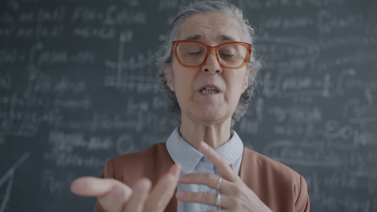 교실에서 강의를 하는 교사