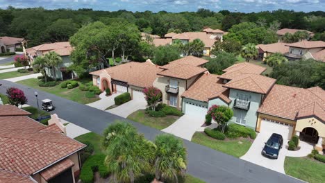 Luxury-houses-in-the-village-city-neighborhood,-Florida