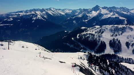 Es-Nieve-Sobre-Nieve-En-Esta-Montaña