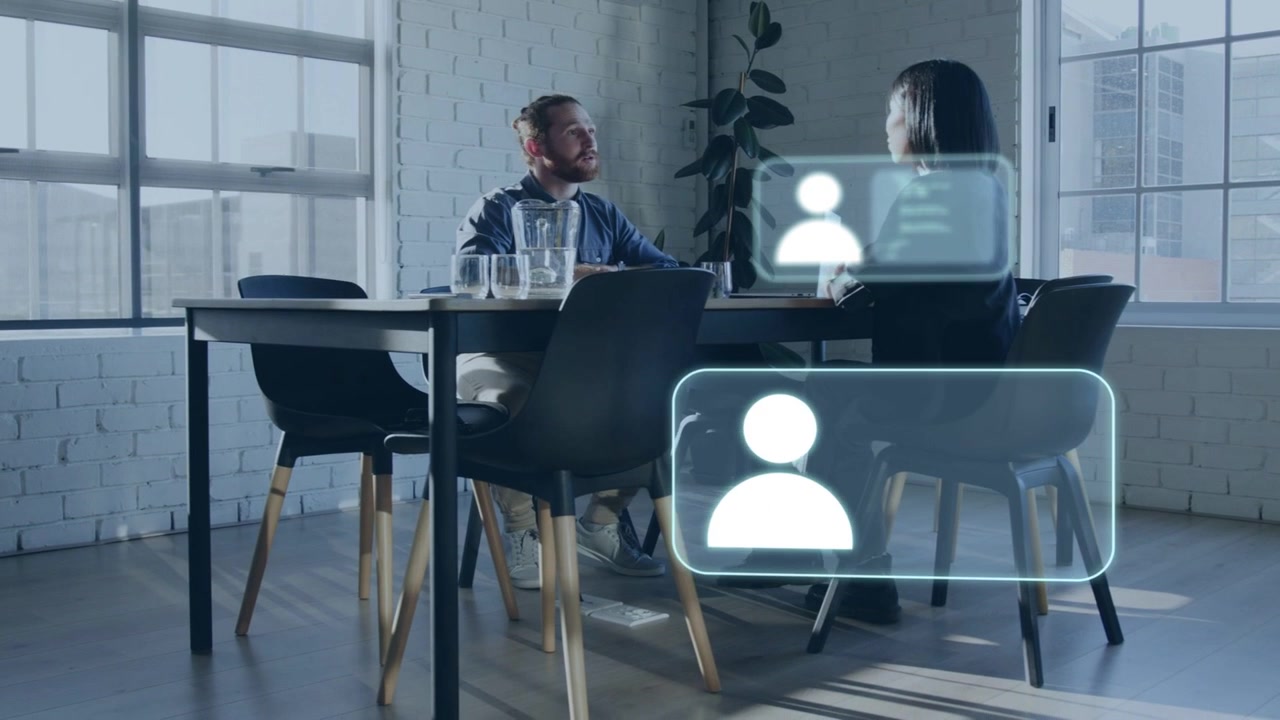Squadra che inizia a discutere e a rivedere documenti in una riunione di lavoro, con i partecipanti al tavolo che guidano le decisioni.