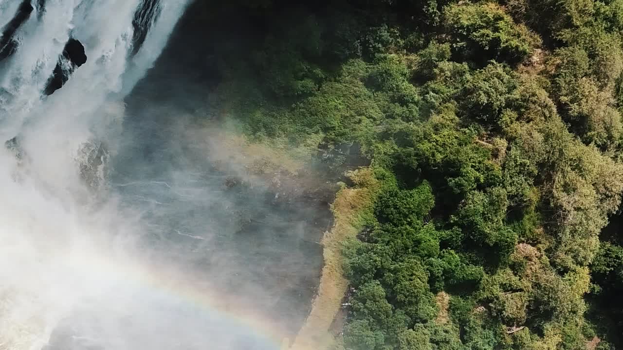 vista aérea vertical de las cataratas victoria, shungu namutitima en la frontera de zimbabue y zambia en áfrica