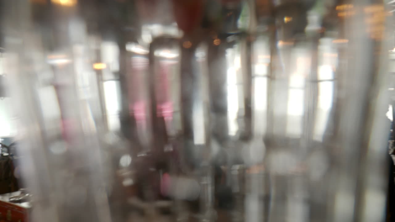 유리를 통해 볼 때의 굴절과 왜곡