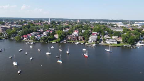 Absolut-Schöner-Sommertag-In-Annapolis,-Maryland-Mit-Vogelperspektive-Auf-Die-Stadt