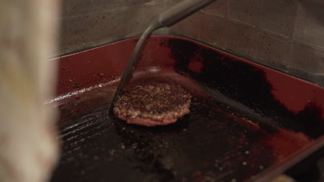 una hamburguesa con una ranura en la sartén