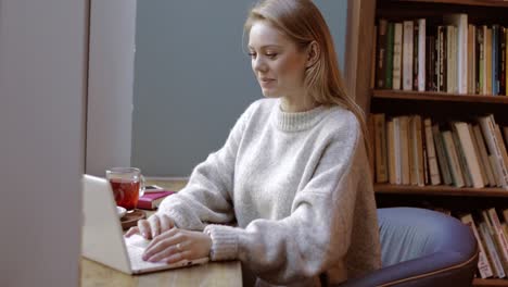 Hermosa-Mujer-Usando-Laptop