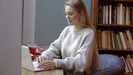 hermosa mujer usando laptop