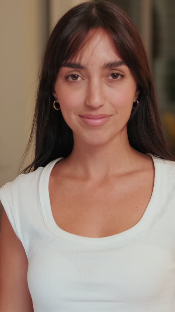 Retrato en Primer Plano de una Mujer Joven Parpadeando y Sonriendo