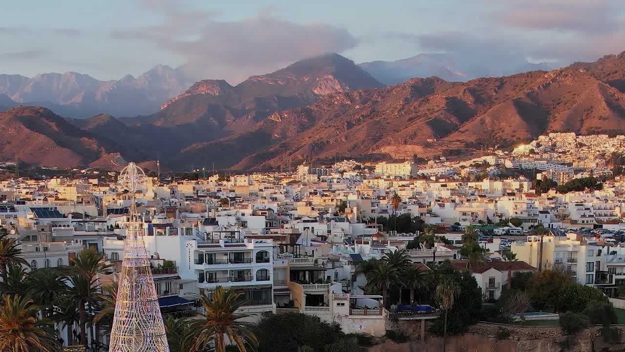 Panorama lotnicza wybrzeża i klifów Nerja