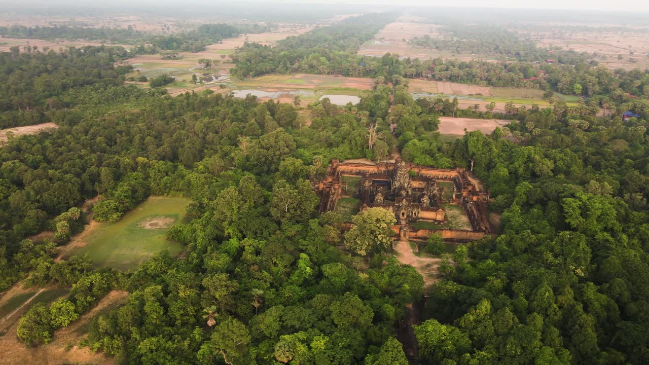 Vue aérienne du temple d'Angkor, Banteay Samre, niché dans la jungle mystique cambodgienne, séquences de drone en rotation.