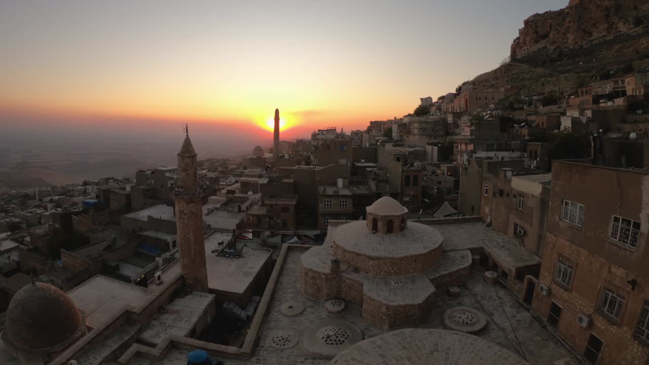 video de lapso de tiempo de la puesta de sol en la ciudad vieja de mardin paisaje urbano, mardin, turquía
