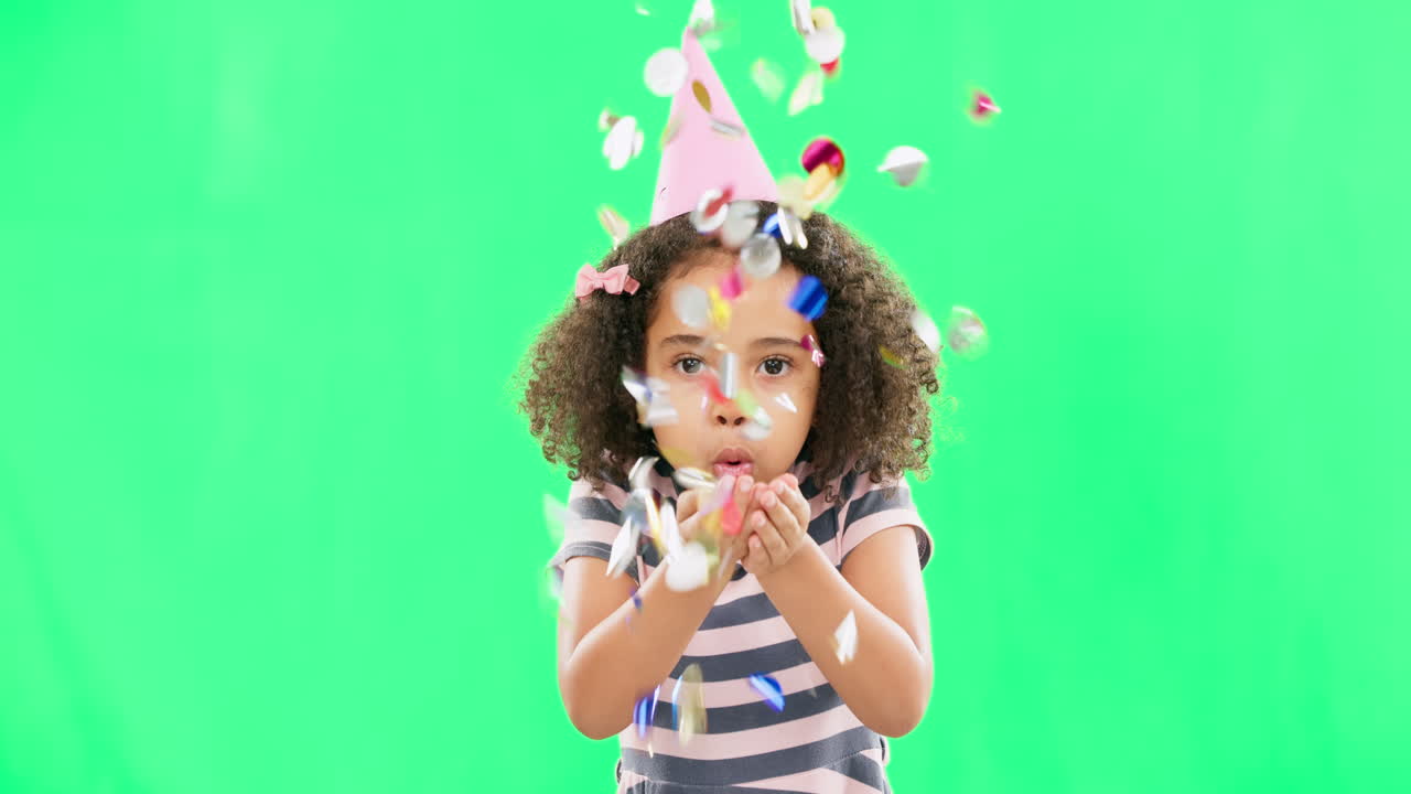 Bambina, compleanno e coriandoli che volano
