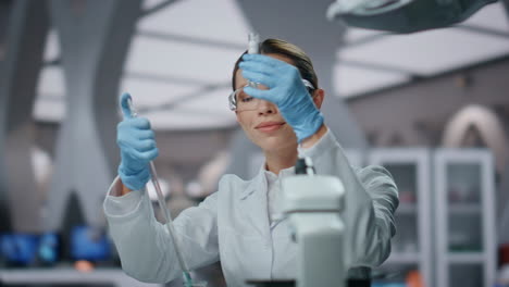 científico que hace investigación de vacunas mirando un tubo de ensayo en un laboratorio científico de cerca