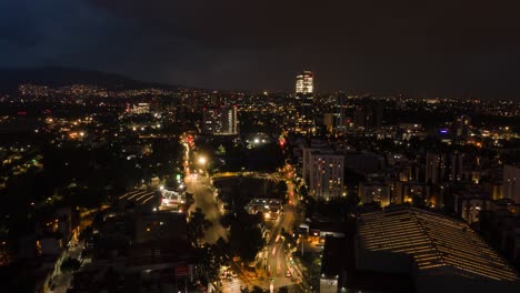 hiperlapso en la ciudad de méxico con gran agujero entre calles