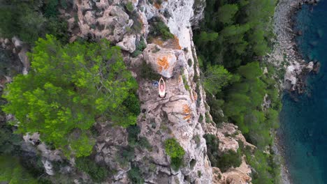 Gran-Vista-Aérea-Superior-Vuelo-Ibiza-Acantilado-Yoga-árbol-Pose-Modelo-Niña-Atardecer-Noche