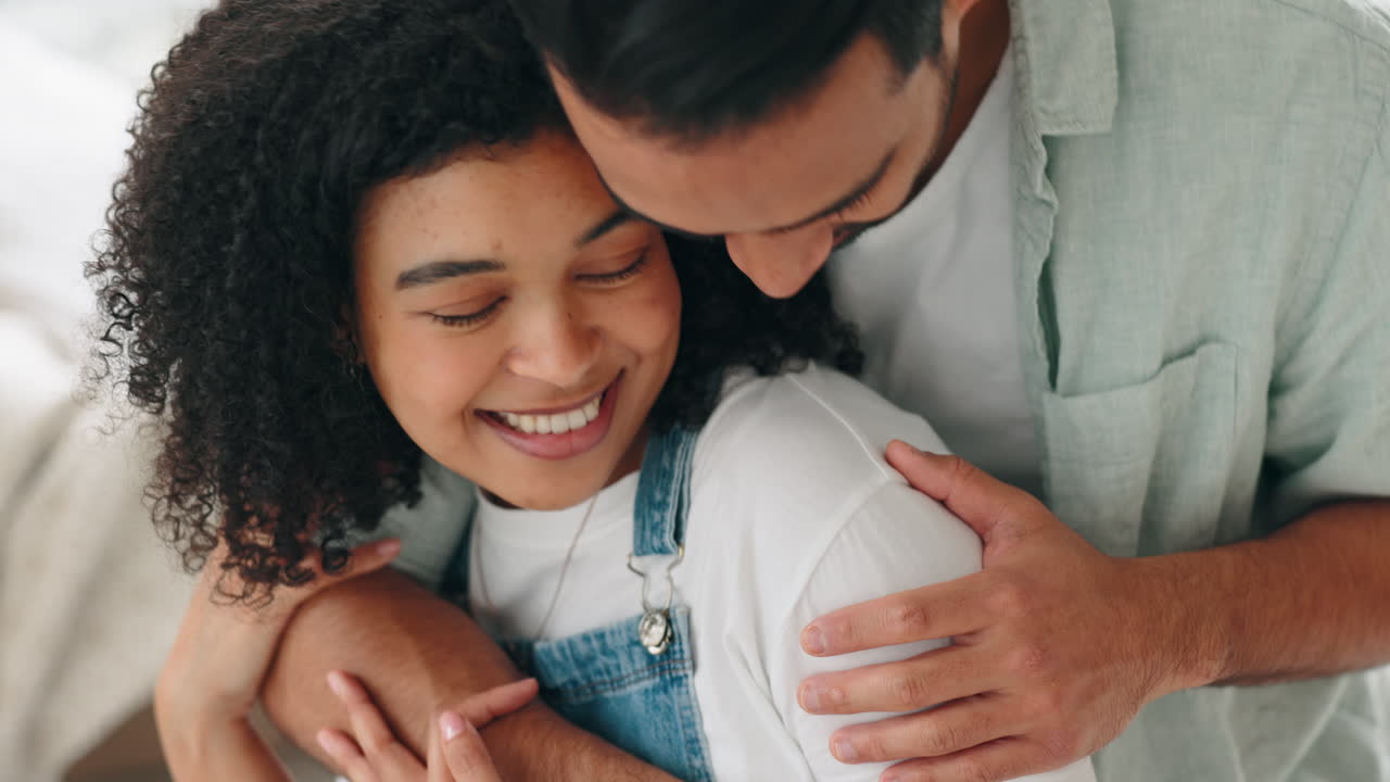 pareja, amor y abrazo en la sala de estar para el romance