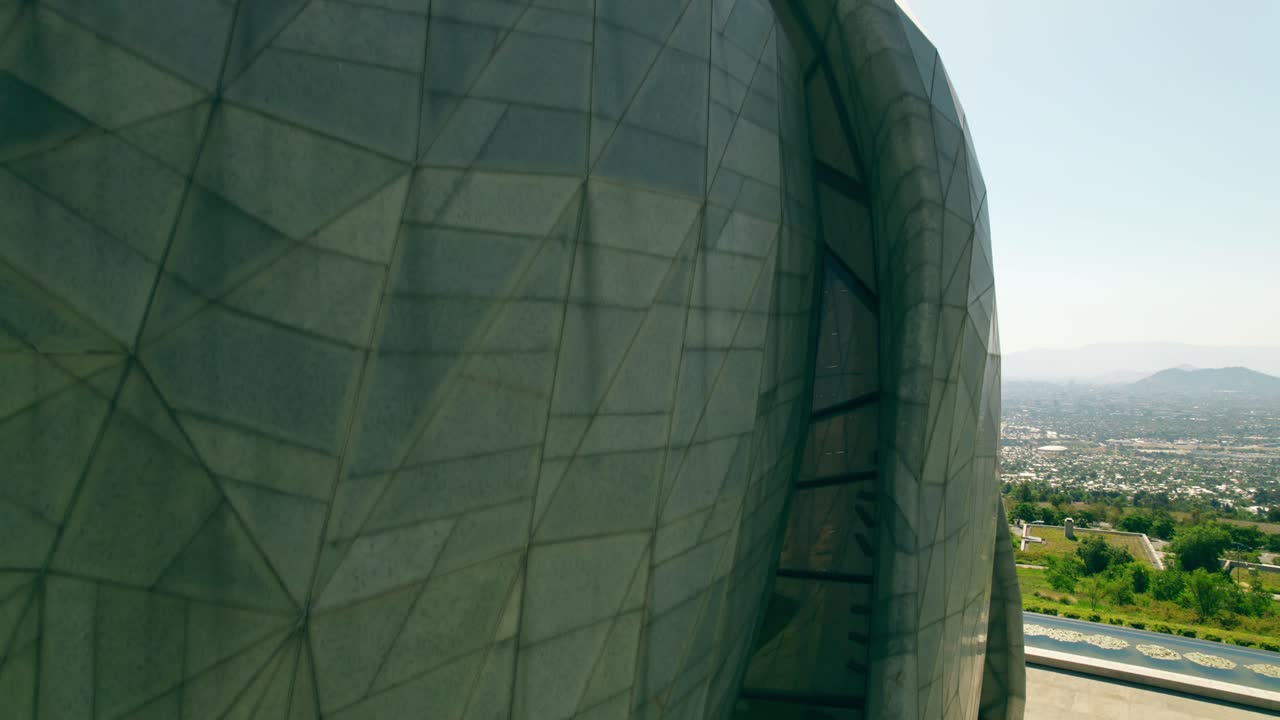 남아메리카 바하이 사원의 대리석 건축물과 화창한 날 배경에 있는 산티아고 시의 공중 붐