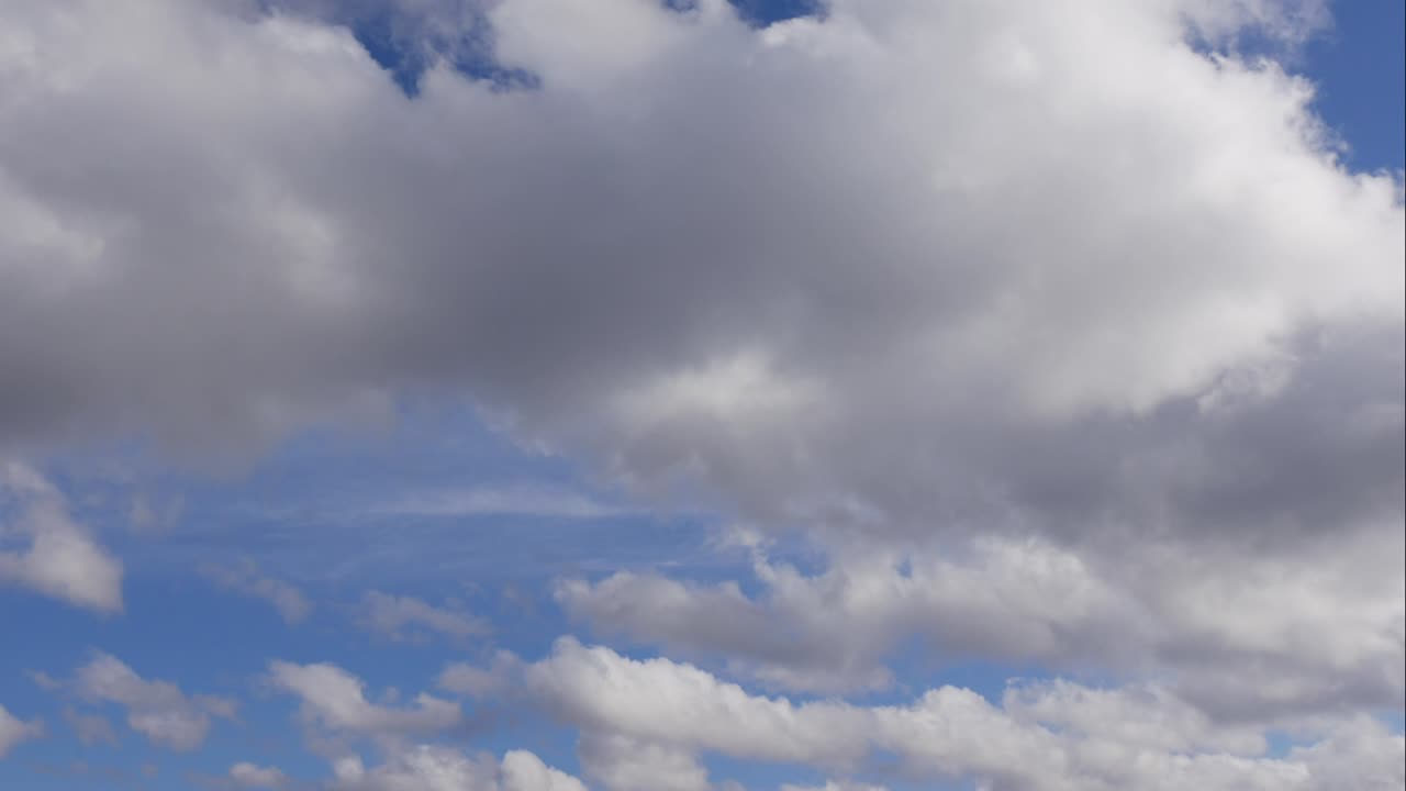 cielo azul nubes blancas. nubes puffy fluffy blancas. nube cúmulo scape lapso de tiempo. verano cielo azul lapso de tempo. dramático majestuoso increíble cielo azul. nubes blancos suaves se forman. nubes fondo lapso de time