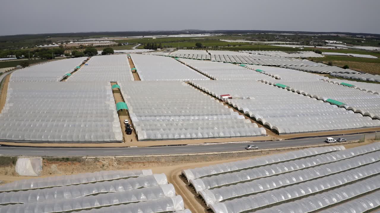 imágenes aéreas de grandes granjas de invernadero en españa