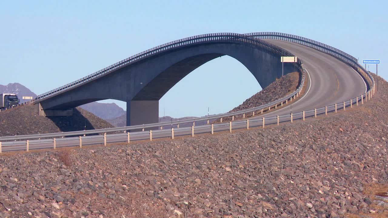트럭이 노르웨이의 대서양 도로를 따라 여러 섬을 가로지르는 아름다운 다리를 건너다