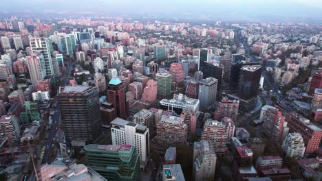 tomada aérea del centro financiero en el centro de santiago, chile