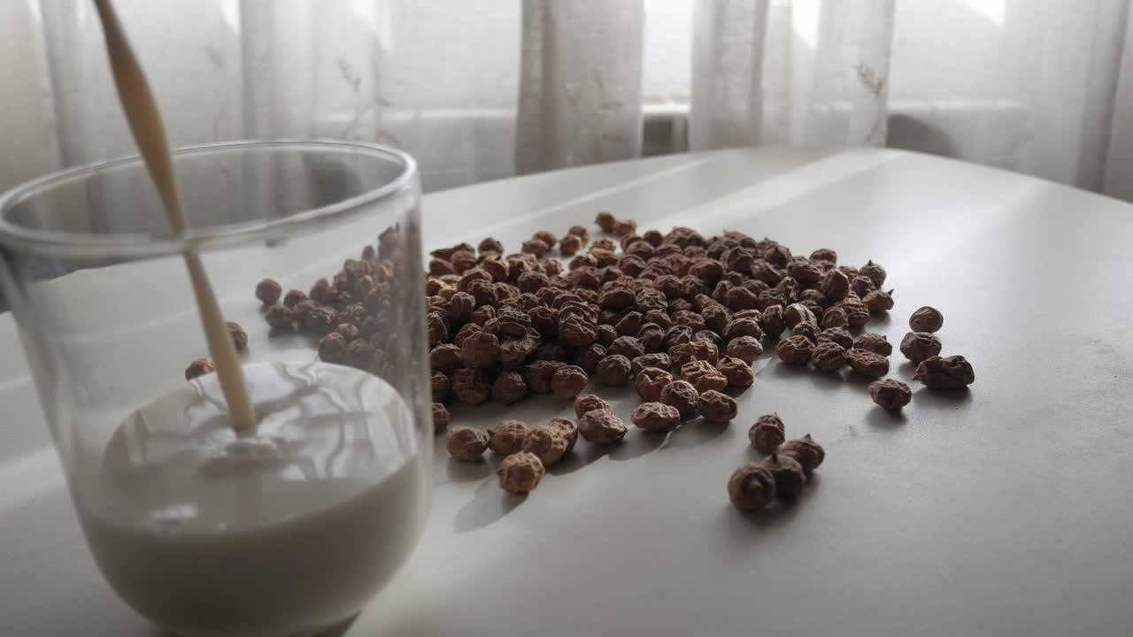 Fresh horchata being poured, made from tiger nuts.