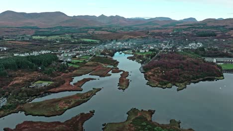 Statische-Drohnenansicht-Von-Sneem-Unter-Den-Bergen-Herbstmorgen-Auf-Dem-Ring-Of-Kerry,-Irland