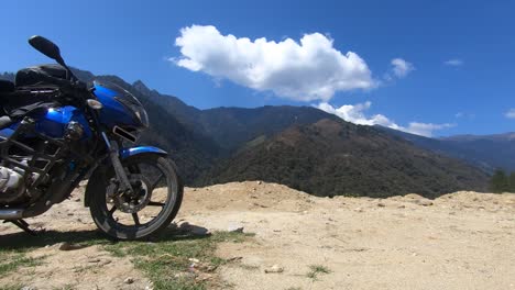 motocicleta en la montaña del himalaya con lapso de tiempo en la nube y cielo azul por la mañana desde un ángulo plano