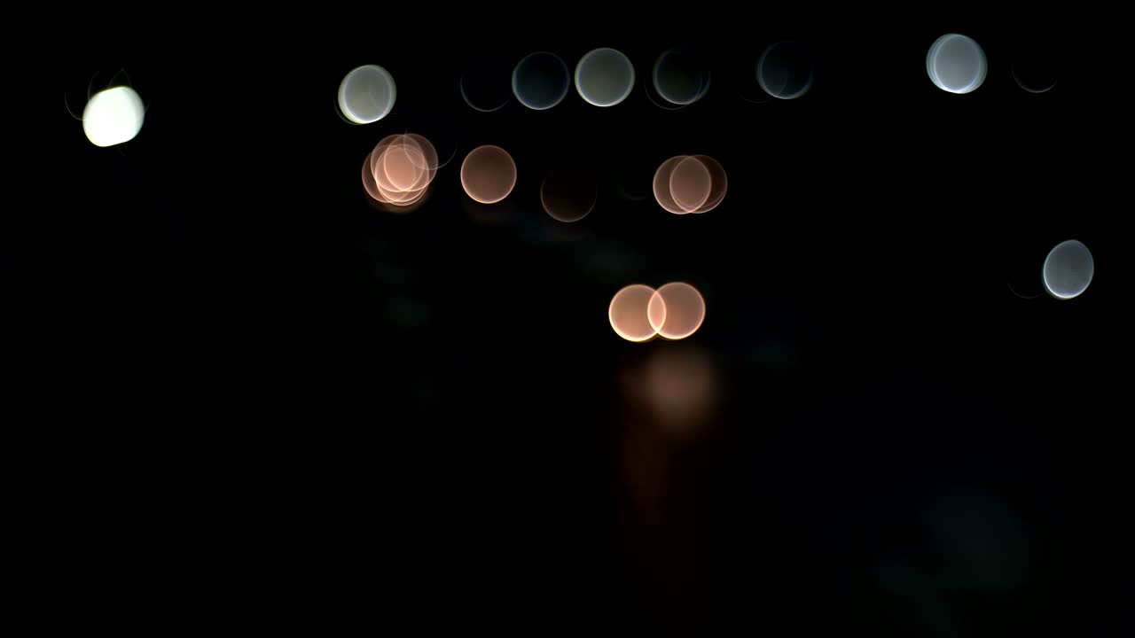 밤에 방 거리에서 교통을 운전하는 불분명하고 흐릿한 자동차, 높은 소음과 아름다운 보케.