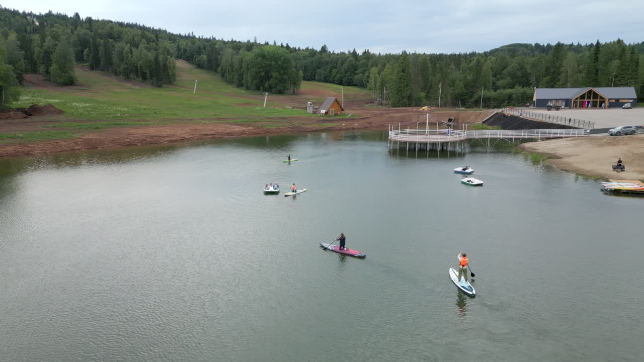 산악 휴양지 에서 호수 활동