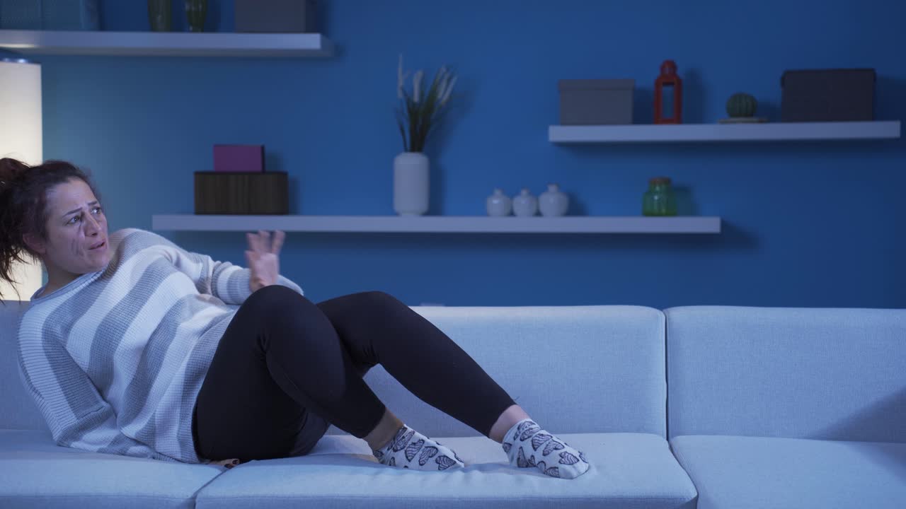 누군가가 그녀를 향해 오는 것처럼 도망치는 여성.