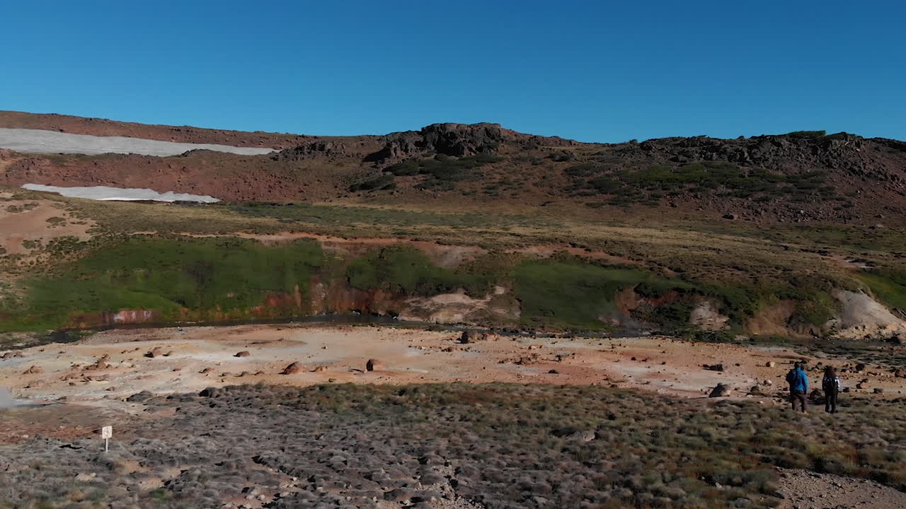 공중 - caviahue, 아르헨티나 파타고니아에서 트레킹하는 사람들, 슬로우 모션 회전 샷