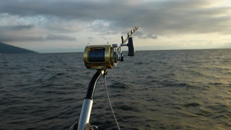 macro de caña de pescar colgada en el barco en el mar adriático en croacia.