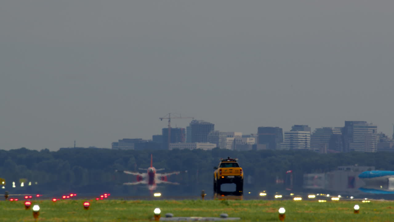 aterrizaje de avión en un aeropuerto con vista del paisaje urbano