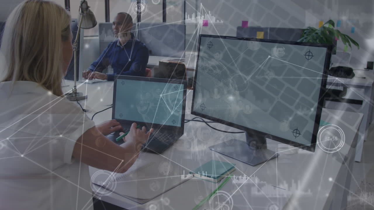 animación del procesamiento de datos financieros sobre una mujer de negocios caucásica que usa una computadora portátil en la oficina