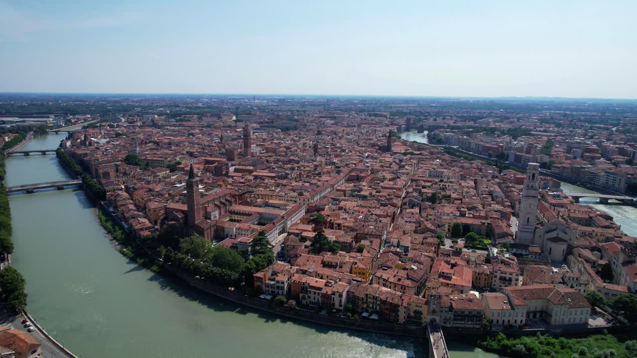 Vista aerea con drone in picchiata di Verona circondata dal fiume Adige, Italia.