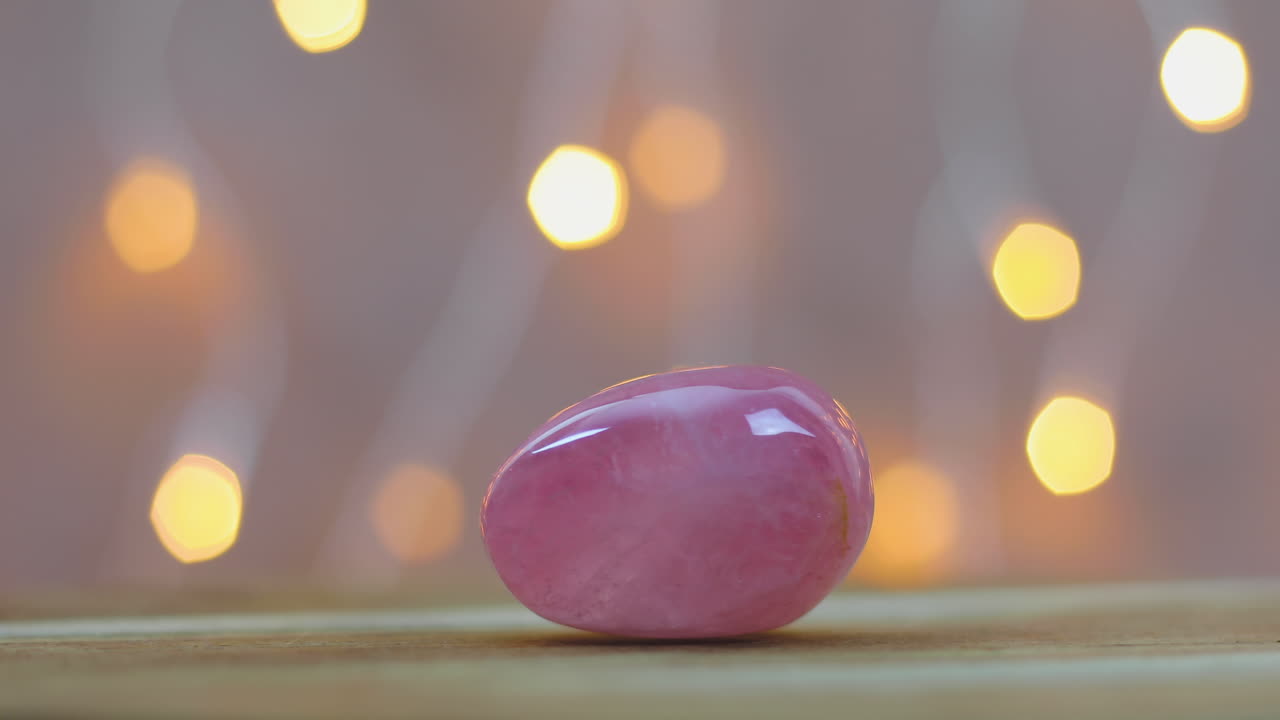 piedra preciosa de cuarzo rosa iluminada con propiedad de amor, giratoria