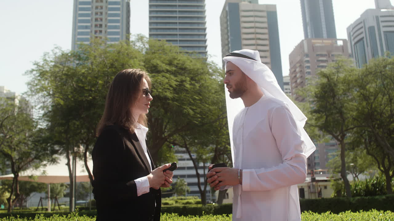 두 사람이 사업에 대해 이야기하고 있습니다.