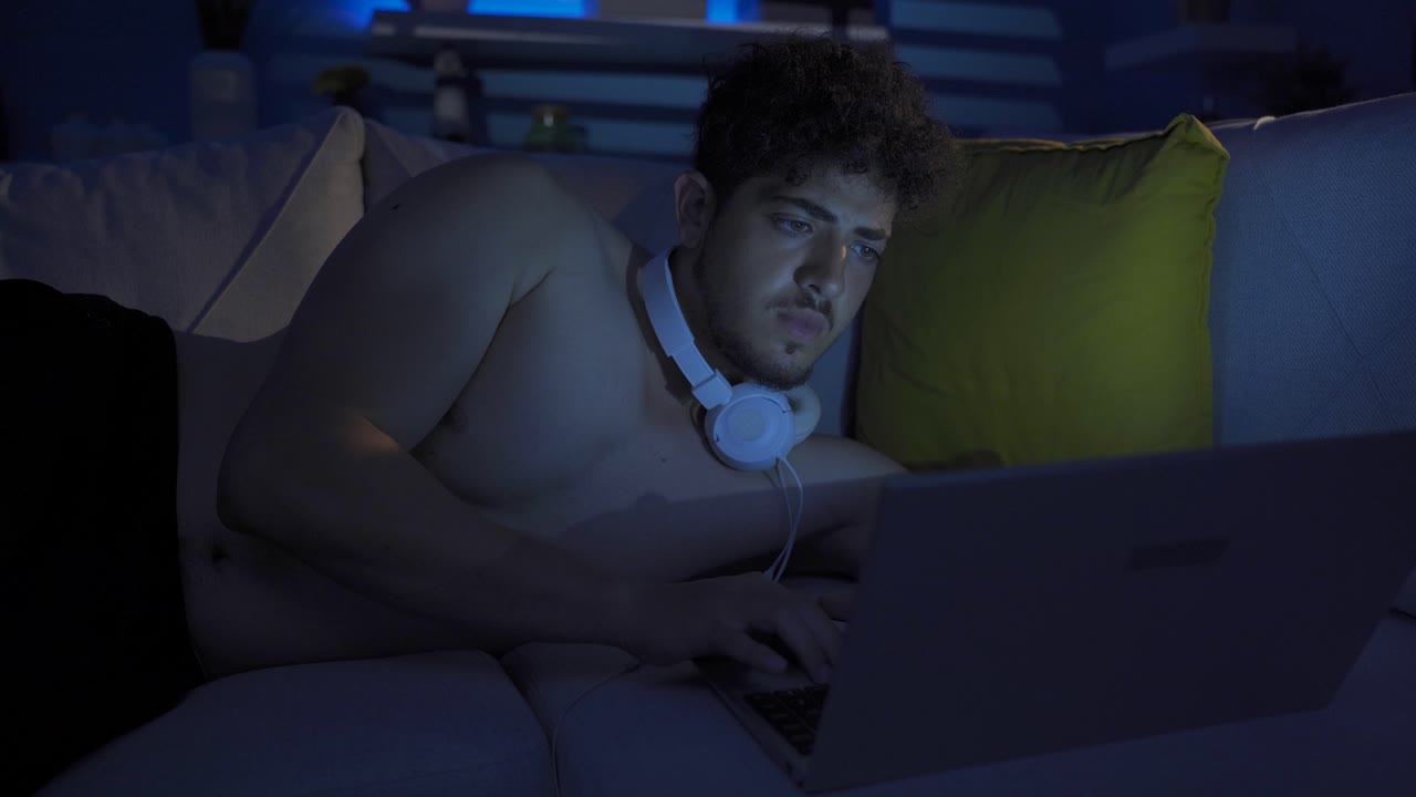 el joven frustrado se aflige.