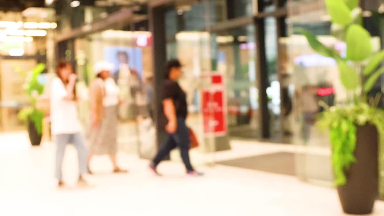 쇼핑몰에서 들어오고 나가는 사람들