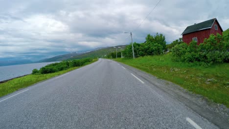 Conducir-Un-Coche-En-Una-Carretera-En-Noruega