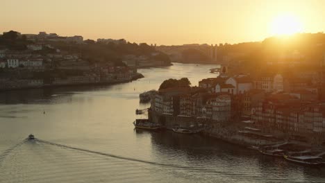 La-Ciudad-De-Porto,-Portugal-Durante-La-Puesta-De-Sol