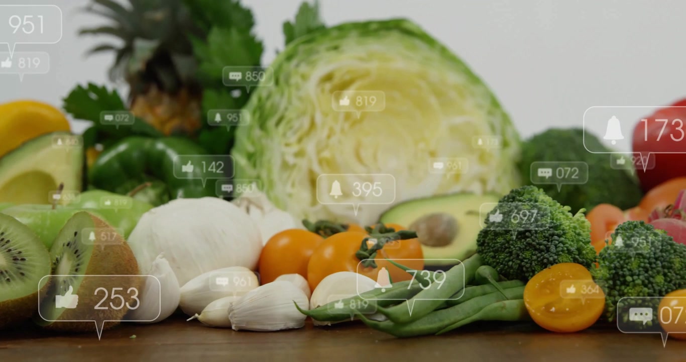 新鮮な野菜と果物が木製の表面に広がり、通知アイコンが浮かんで表示される。
