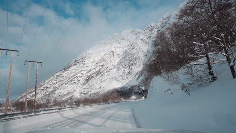 POV-Fahraufnahmen-Auf-Verschneiten-Bergstraßen-Im-Winter