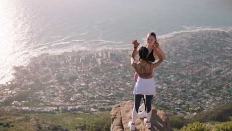 felices amigas de cinco años celebrando el éxito escalando montañas en el desafío de senderismo divirtiéndose aventura al aire libre logro