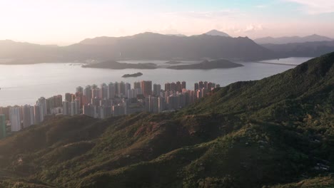 Revelación-Aérea-De-La-Ciudad-Costera-De-Ma-En-Shan-Hong-Kong-Bajo-La-Luz-De-La-Hora-Dorada