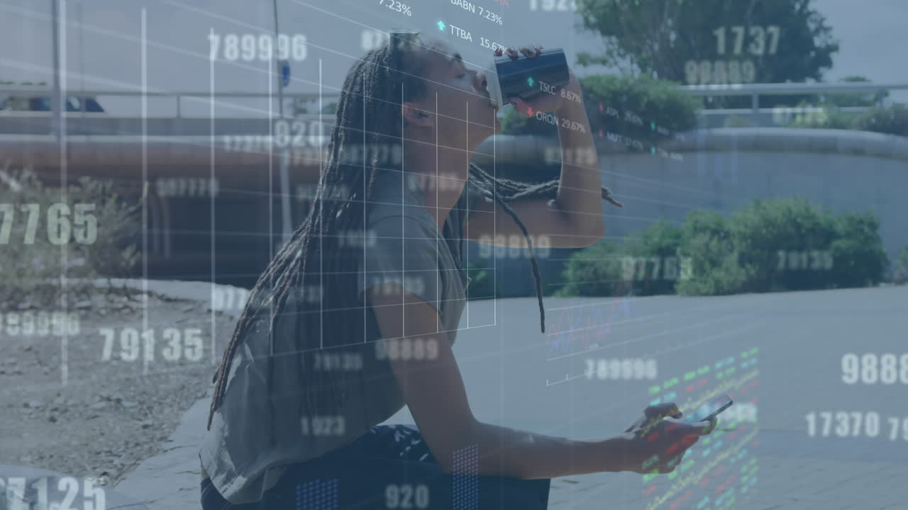 Animazione di elaborazione dati su un uomo di etnia mista che usa lo smartphone e beve caffè per strada.